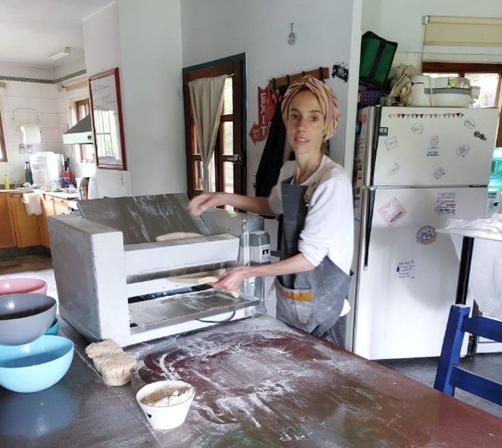 A cozinheira Clara Fernández, que trabalha em casa, não precisa de dólares, mas sofre com aumentos semanais em produtos básicos como farinha, açúcar e ovos — Foto: Arquivo pessoal