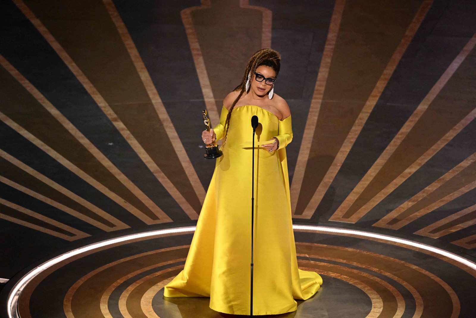 A figurinista norte-americana Ruth E. Carter, vencedora do Oscar de Melhor Figurino por "Pantera Negra: Wakanda Forever" — Foto: Patrick T. Fallon / AFP