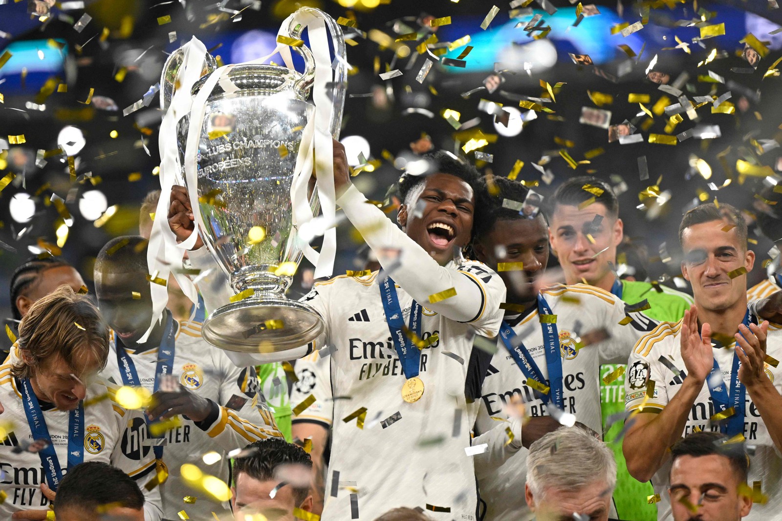 O zagueiro francês nº 18 do Real Madrid, Aurelien Tchouameni, levanta o troféu para comemorar a vitória no final da final da UEFA Champions League entre Borussia Dortmund e Real Madrid, no estádio de Wembley, em Londres, no dia 1º de junho de 2024. — Foto: INA FASSBENDER/AFP