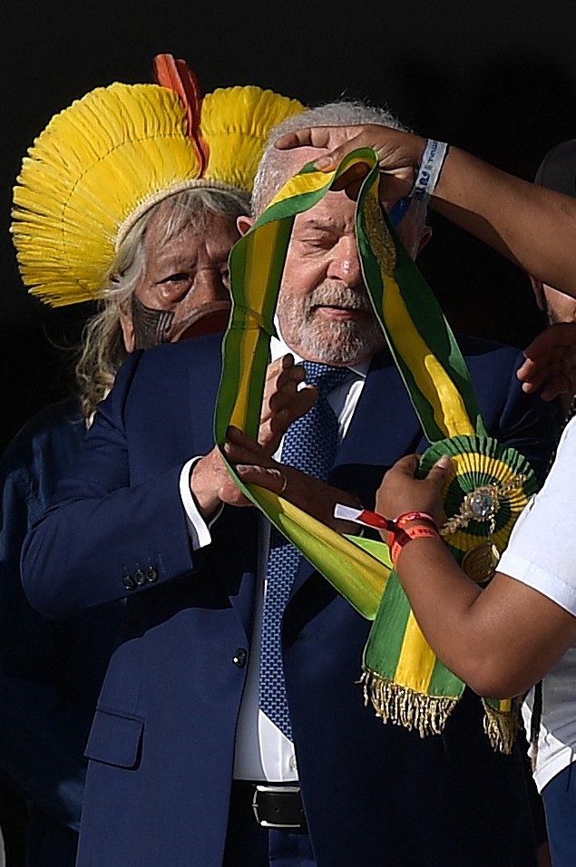 Lula recebe faixa de Aline Sousa, tem 33 anos, catadora desde os 14 anos e a terceira de sua família — Foto: Carl de Souza/AFP