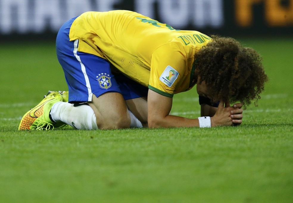 David Luiz desaba no gramado no Mineirão após derrota de  7 a 1 para a Alemanha, em 2014 — Foto: Ruebn Sprich / Reuters