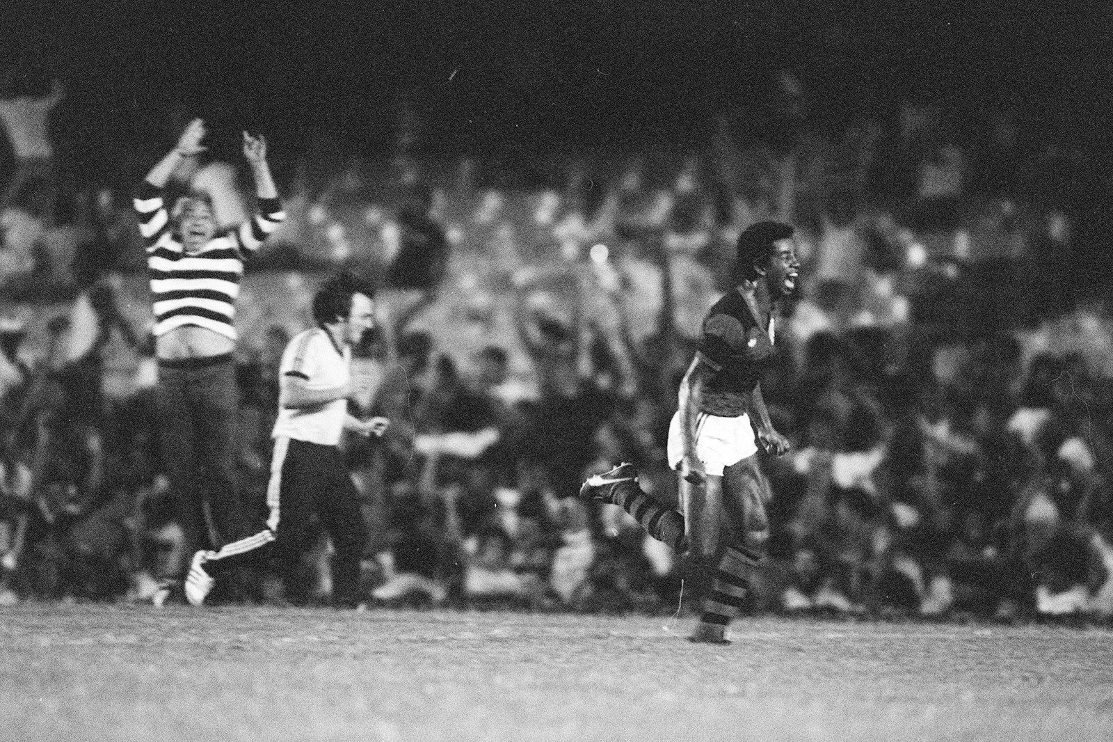 Andrade marca o sexto gol do Flamengo sobre o Botafogo na partida que ficou conhecida como Jogo da Vingança em 1981 — Foto: Jorge Marinho/Agência O Globo