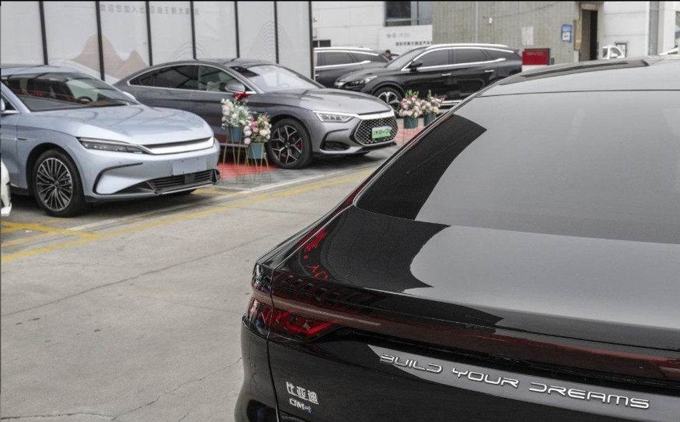 BYD, empresa chinesa de fabricação de baterias, começou a fabricar carros totalmente elétricos em meados dos anos 2000 e ultrapassou a Tesla em vendas mundiais no fim do ano passado — Foto: Gilles Sabrié/The New York Times