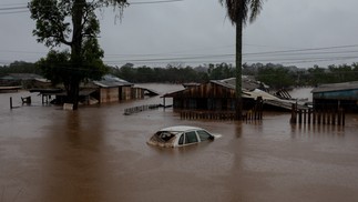 Os níveis dos rios subiram novamente no domingo, enquanto fortes chuvas atingiram o sul do Brasil. Na foto, Eldorado do Sul. — Foto: Edilson Dantas / O Globo