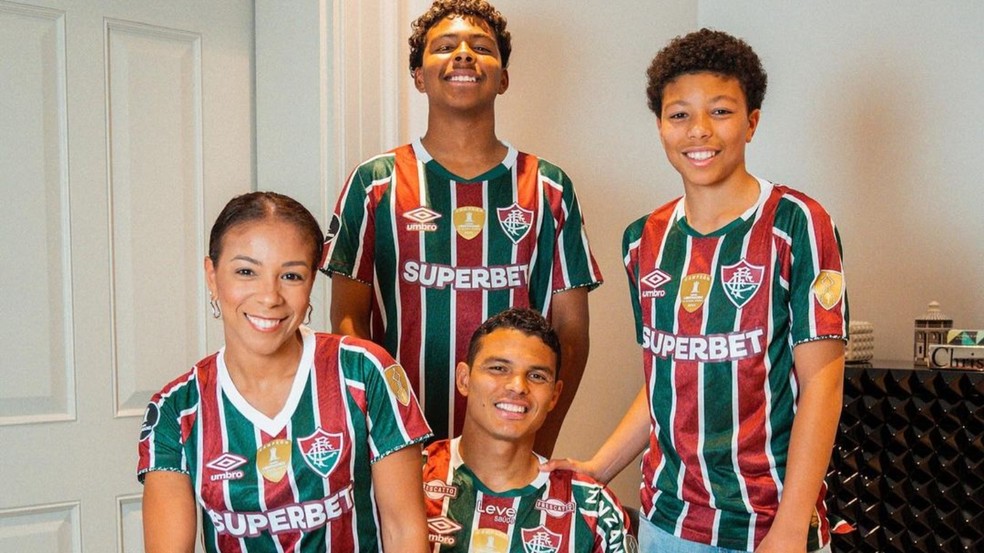Thiago Silva com os filhos e a esposa, Belle Silva — Foto: Reprodução Instagram