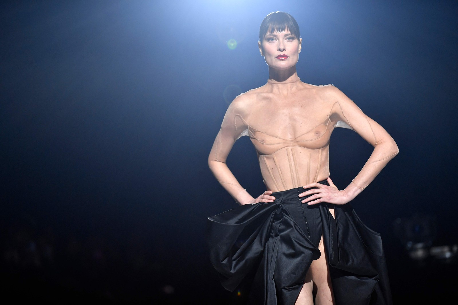 Modelo desfila pela Mugler na Semana de Moda de Alta-Costura Primavera-Verão 2023 em Paris em 26 de janeiro de 2023 — Foto: Julien de Rosa / AFP