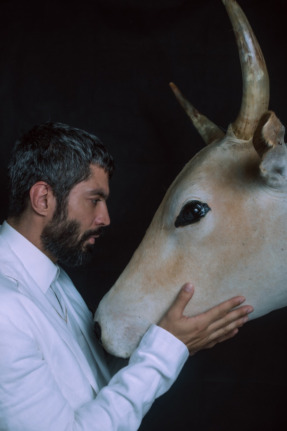 'A hora do boi'. Vandré Silveira na peça sobre o funcionário de um matadouro — Foto: Divulgação/Lorena Zscheber