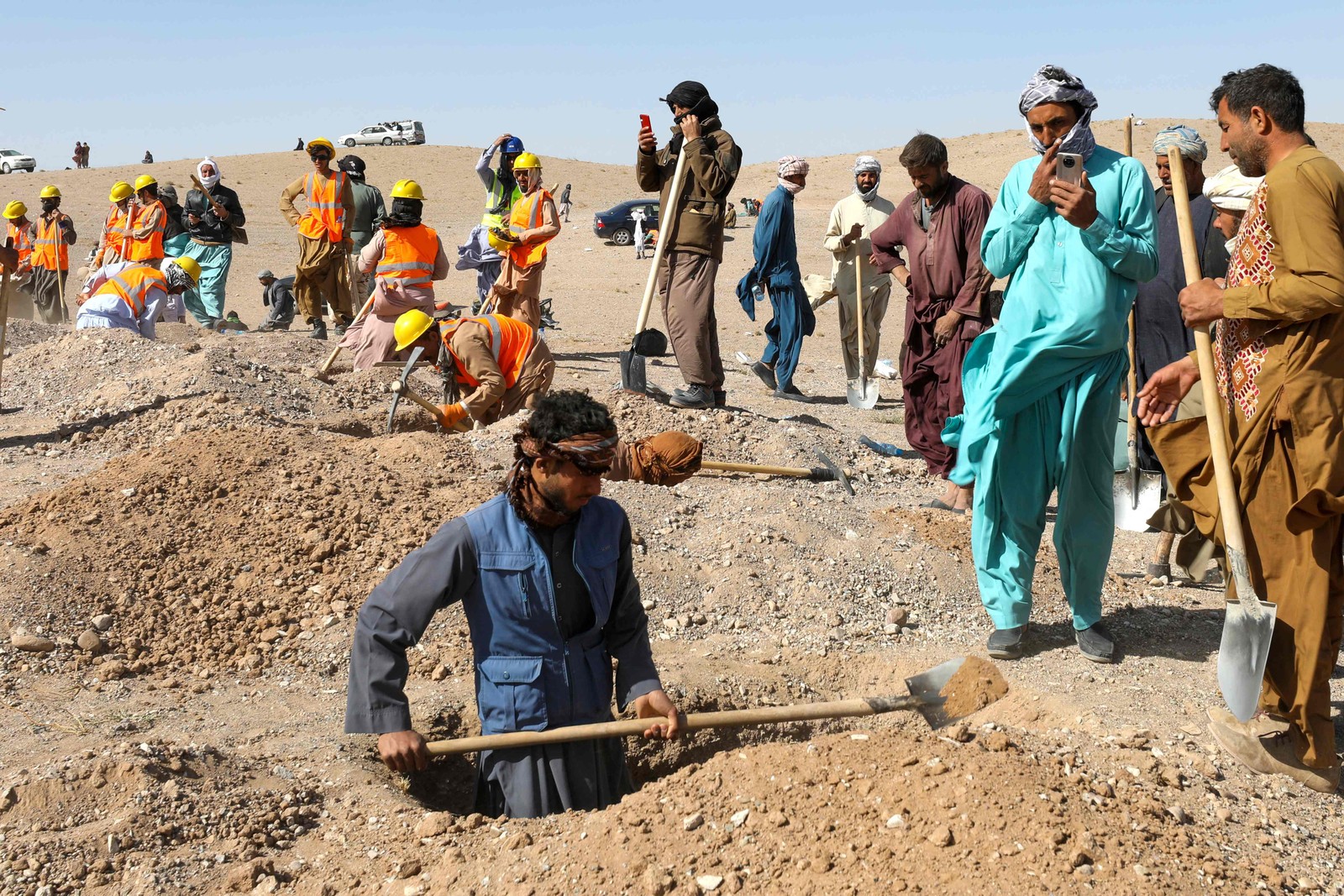 Terremoto, que abalou regiões localizadas a 30 quilômetros a noroeste da cidade de Herat, foi seguido por oito fortes tremores secundários — Foto: Mohsen KARIMI / AFP