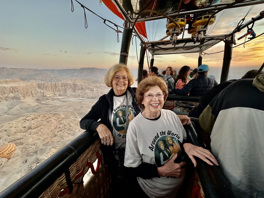 As amigas Eleanor Hamby e Sandra Hazelip num balão de ar quente sobrevoando o Vale dos Reis em Luxor, no Egito