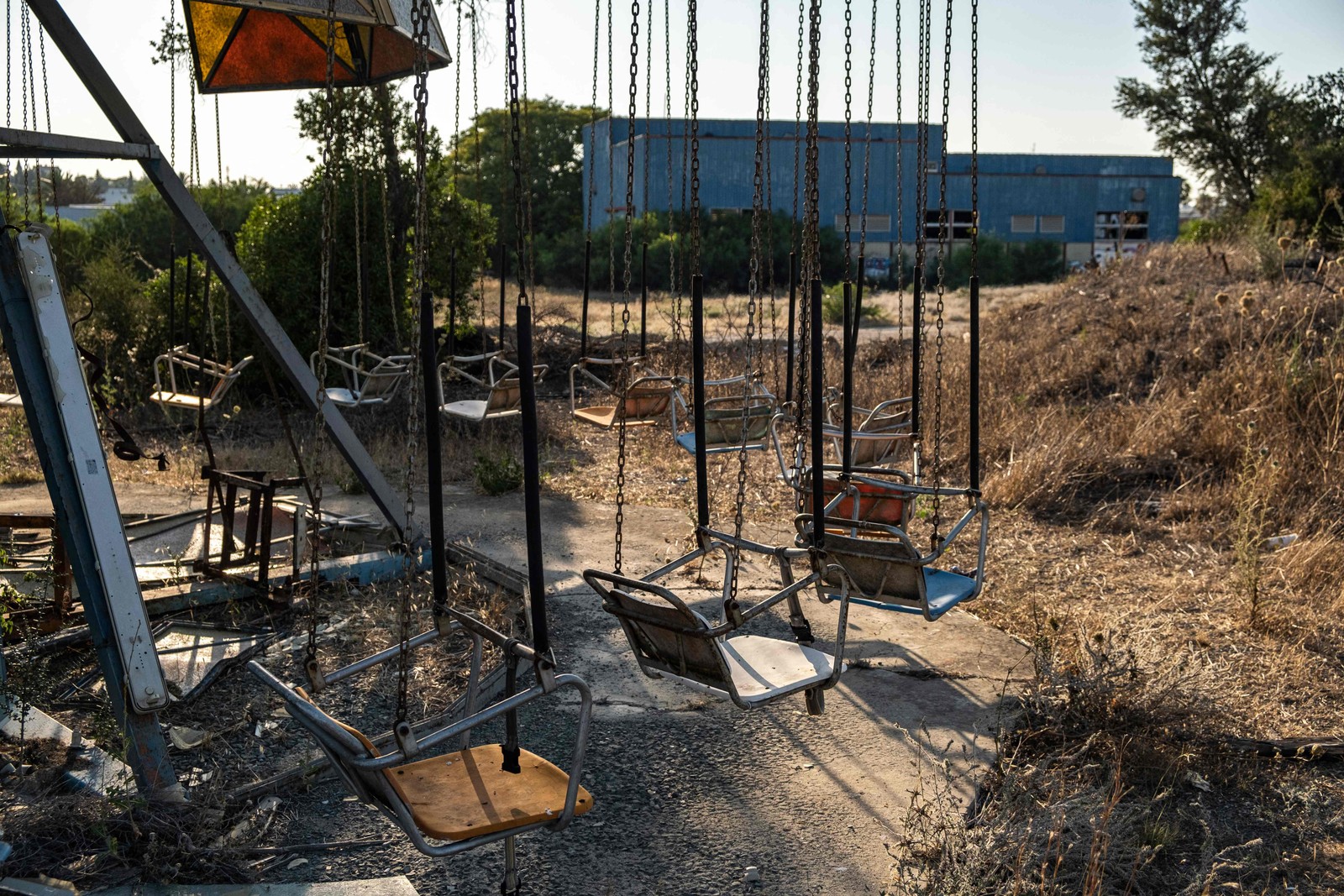 Os balanços do brinquedo enferrujado do parque de diversões abandonado Tivoli, em Nicósia, no Chipre — Foto: Amir Makar / AFP