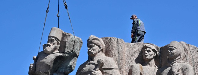 Ucrânia remove monumento soviético que exalta amizade com a Rússia — Foto: Sergei Supinsky/AFP
