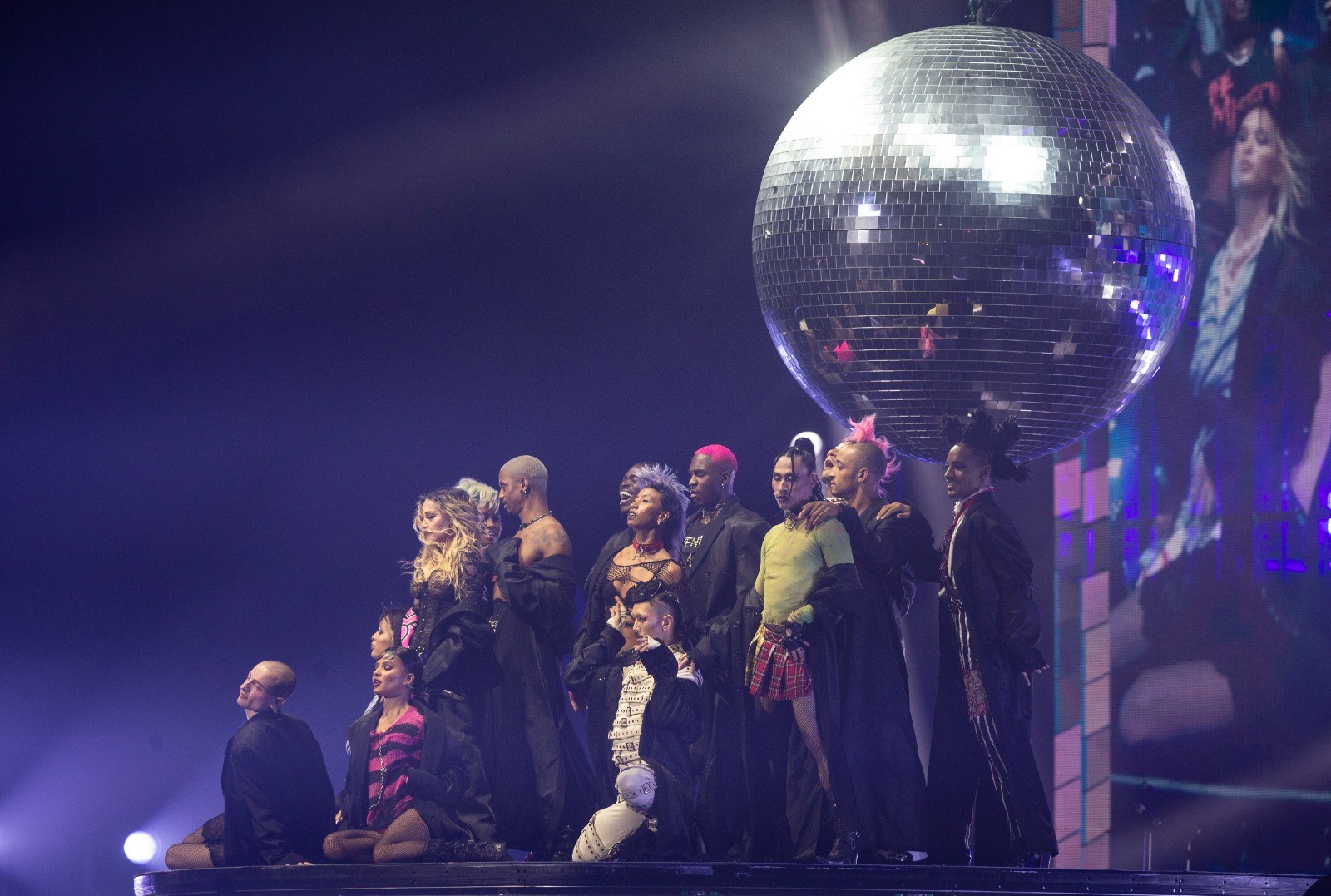 Madonna fez ensaio no palco em Copacabana, no Rio de Janeiro, na noite que antecede seu show. Sua equipe de mais de 20 dançarinos participaram   — Foto: Alexandre Cassiano
