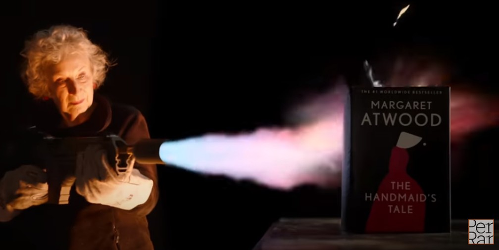Margaret Atwood 'testando' edição à prova de fogo de seu 'O conto da aia' — Foto: Reprodução