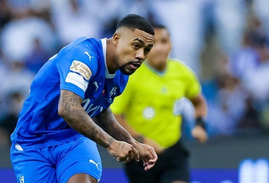 Malcom teve rápida passagem pelo Barcelona; atualmente joga no Al-Hilal — Foto: Reprodução