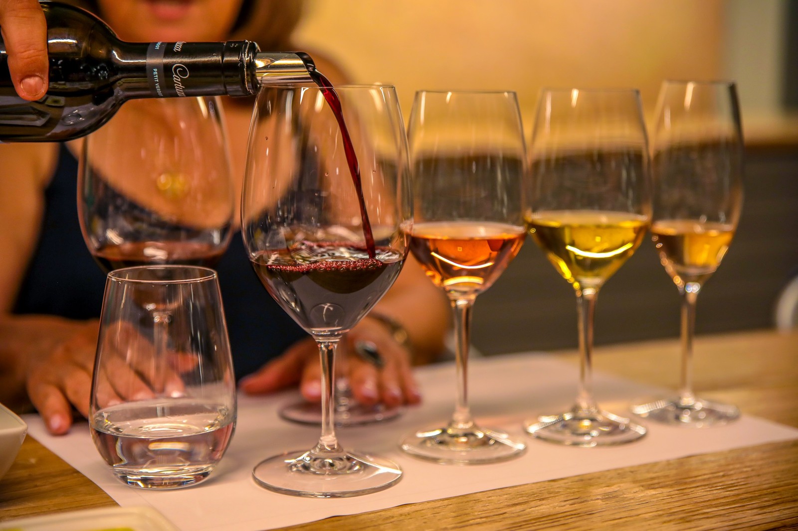 Prova de vinhos na Catuxa: uma das experiências da marca — Foto: Divulgação