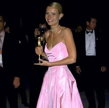 Gwyneth Paltrow, em 1999:  o decote do vestido Ralph Lauren deixou a desejar