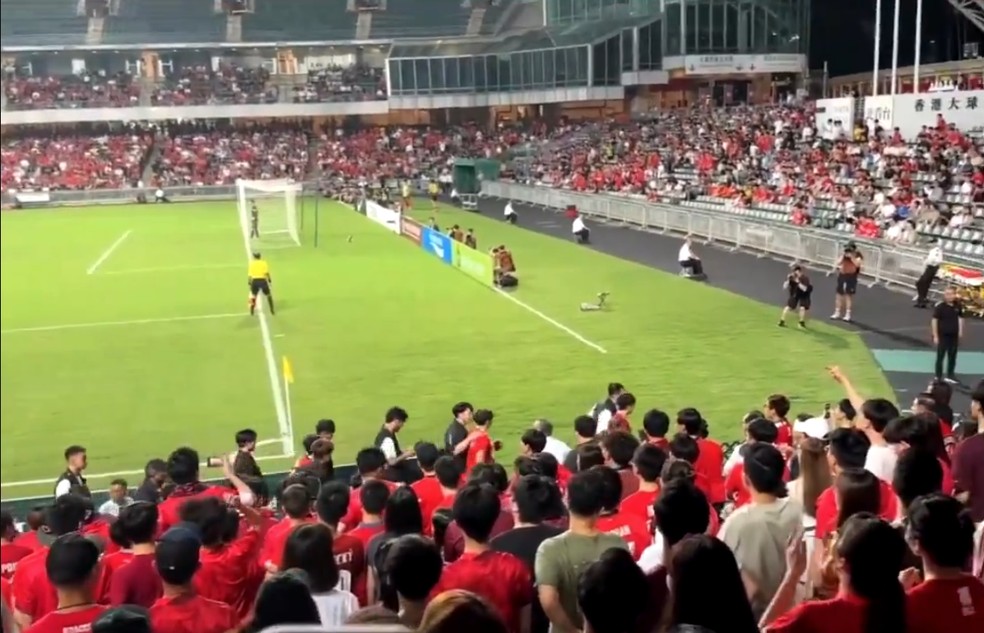 Três torcedores são presos ao insultar hino chinês em partida — Foto: Reprodução vídeo