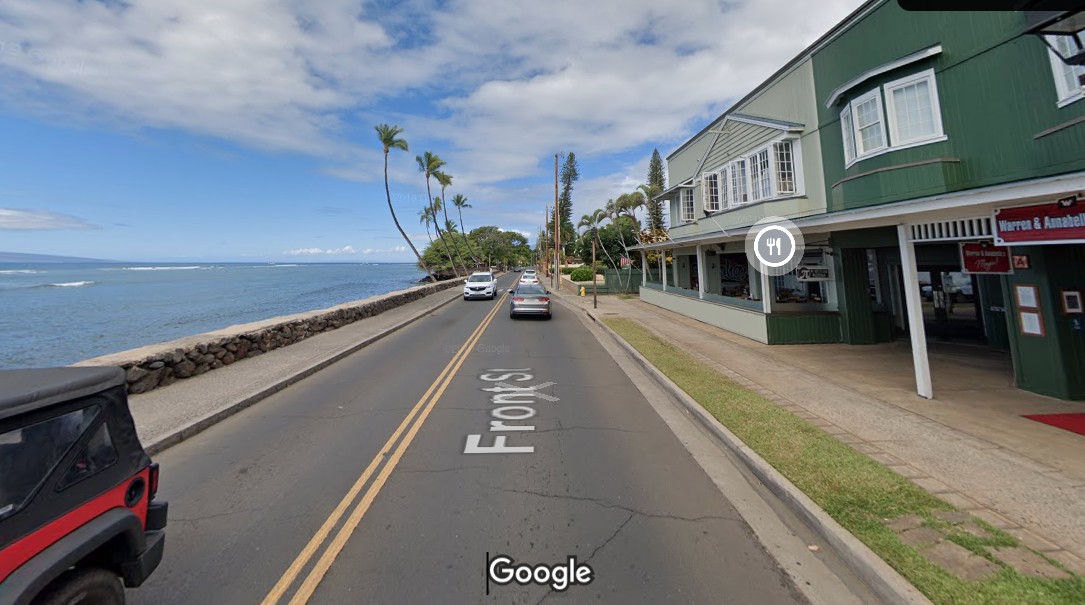 O incêndio atingiu lojas e comércios na Front Street, a principal via do Centro de Lahaina, — Foto: Google