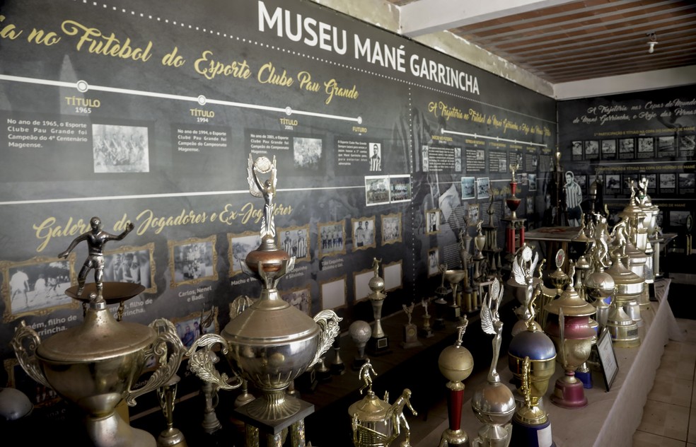 Memorial dedicado a Garrincha no Esporte Clube Pau Grande — Foto: Gabriel de Paiva