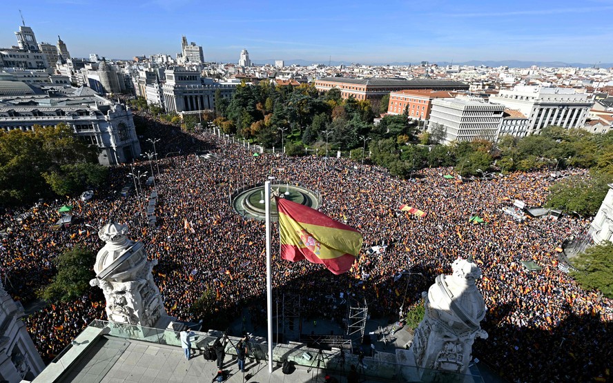 Milhares de pessoas se reúnem em Madri contra projeto de anistia a líderes separatistas catalães