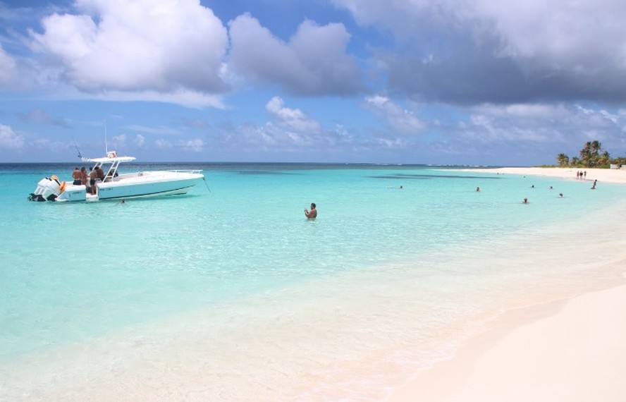 Anguilla, uma pequena ilha no Caribe, é conhecida por seus recifes de coral e praias de areia branca