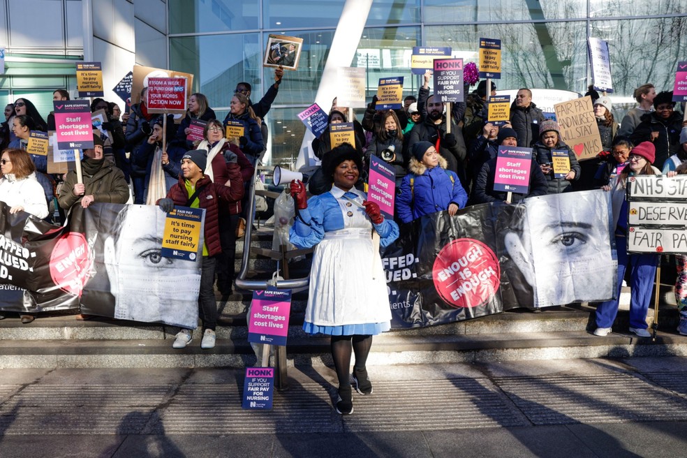 Trabalhadores da saúde protestam contra o excesso de trabalho e reivindicam salários mais justos — Foto: Bloomberg