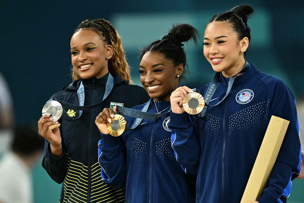 As três medalhistas do individual geral na ginástica artística — Foto: Lionel BONAVENTURE / AFP