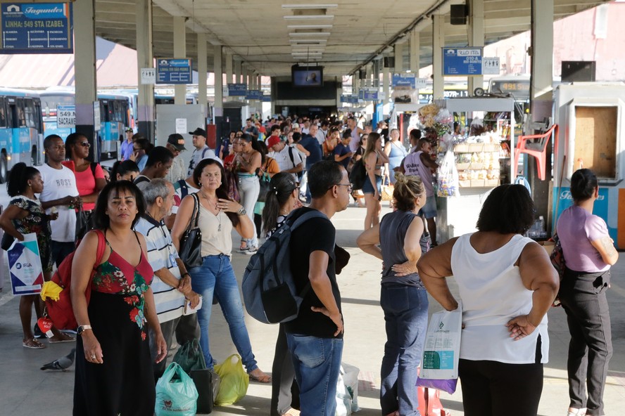 Terminal Rodoviário João Goulart, no Centro de Niterói: usuários reclamam do longo tempo de espera pelos coletivos municipais