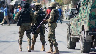 Policiais haitianos se posicionam em Porto Príncipe, Haiti. — Foto: Clarens SIFFROY / AFP