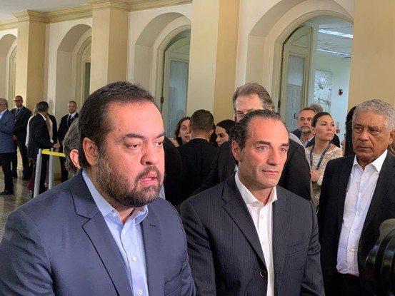 O governador do Rio, Cláudio Castro, e o presidente da Stellantis América do Sul, Antonio Filosa: empresa que atrair novos fornecedores