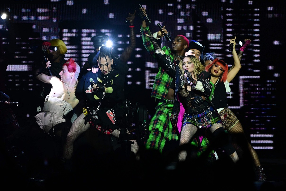 Madonna em megashow na Praia de Copacabana — Foto: Pablo Porciuncula/AFP