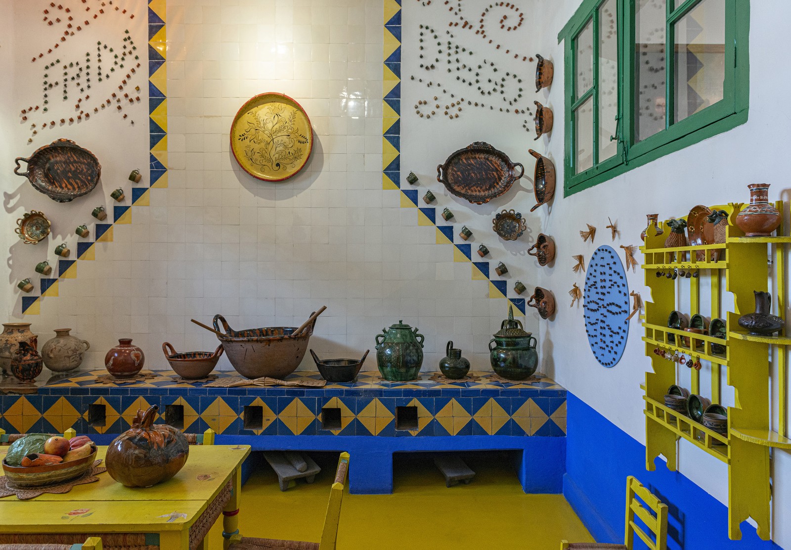 Um cômodo da Casa Azul, onde Frida Kahlo passou grande parte de sua vida, no bairro de Coyoacán, na Cidade do México — Foto: Adrian Wilson/The New York Times