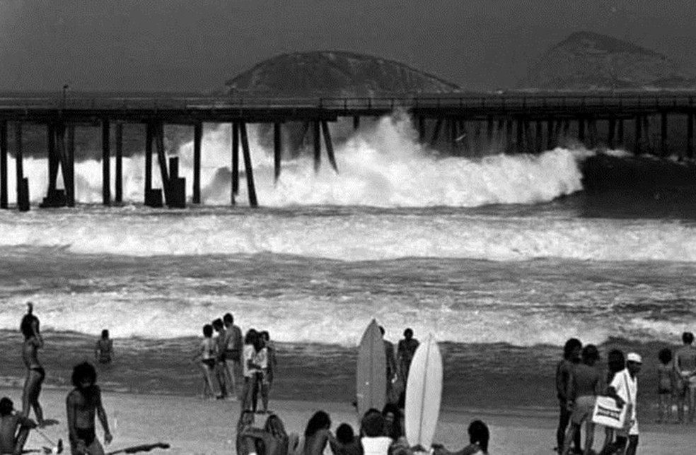 Em preto e branco. Surfistas observam ondas no píer de Ipanema — Foto: Arquivo pessoal/Daniel Sabba