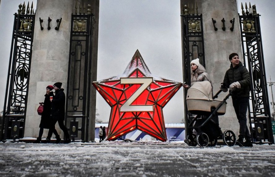 Pessoas passam por uma estrela do Kremlin com decoração de Ano Novo, com a letra Z, uma insígnia tática das tropas russas na Ucrânia, no Parque Gorky, em Moscou
