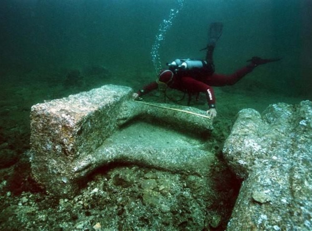 Dentre as lendas que cercam Thonis-Heracleion, uma delas afirma que o local abriga o templo em que Cleópatra foi coroada rainha. — Foto: Franck Goddio