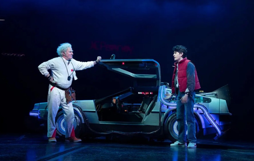 Os três protagonistas do musical 'De volta para o futuro', na Broadway: Doc Brown, o possante DeLorean DMC e Marty McFly