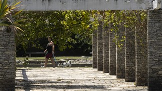 Moradora passeia com cão por um dos trechos do parque — Foto: Márcia Foletto