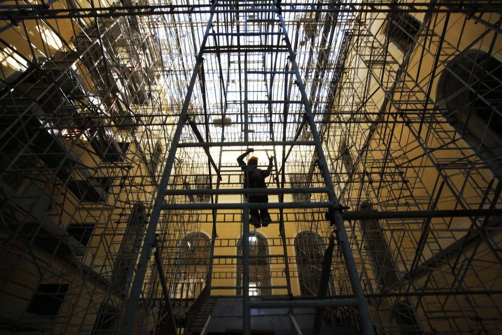 Operário trabalha nas obras de recuperação do Museu Nacional — Foto: Custodio Coimbra