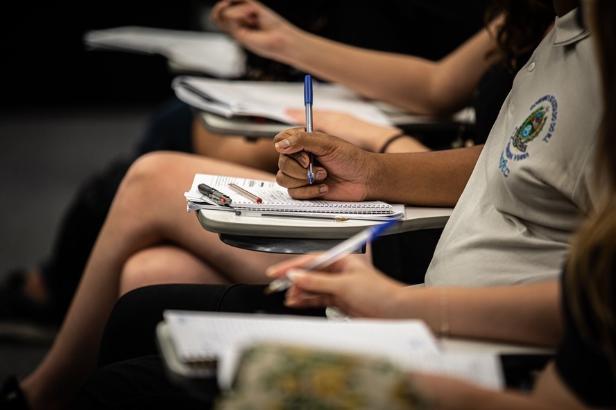 Alunos estudando para o Enem 2023