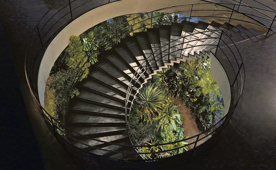 Instalação “Land”, do artista João Modé, inclui mais de cem espécies de plantas