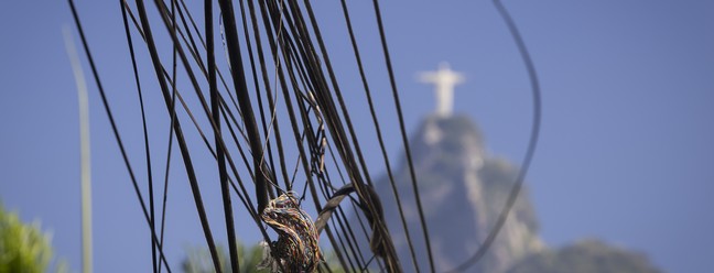 Emaranhado de cabos e fios cortados são comuns e representam riscos nas ruas do Rio. — Foto: Marcia Foletto / Agência O Globo