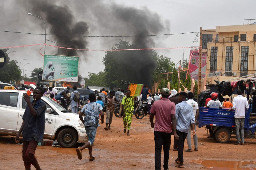 Apoiadores das forças de defesa e segurança nigerianas atacam a sede do PNDS, o partido do presidente deposto Mohamed Bazoum, em Niamei