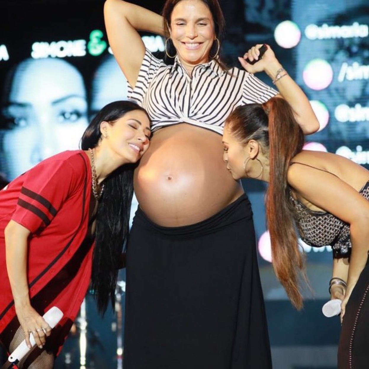 As irmãs Simone e Simaria fazem carinho no barrigão de Ivete, que esperava as gêmeas Marina e Helena — Foto: Arquivo