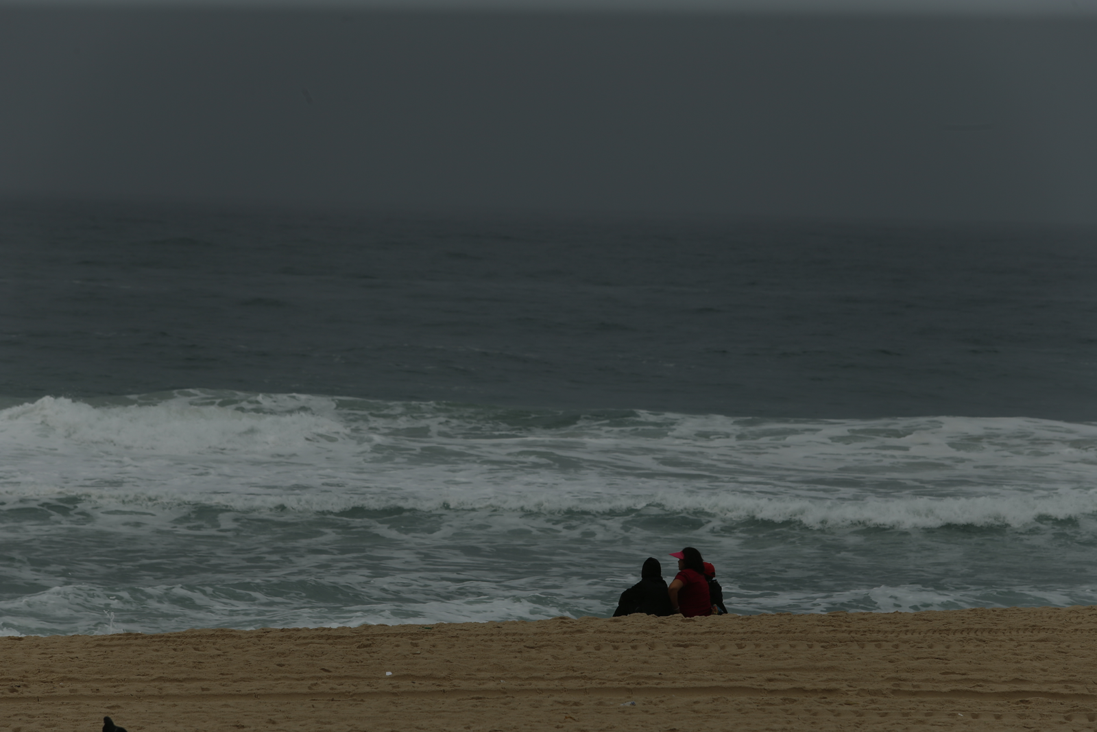 Nas praias, é difícil encontrar corajosos que encarem o frio — Foto: Fabiano Rocha