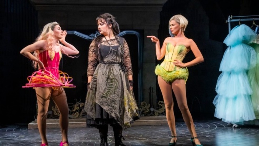 Carrie Hope Fletcher interpreta Cinderela no musical de Andrew Lloyd Webber. Tristram Kenton — Foto:         