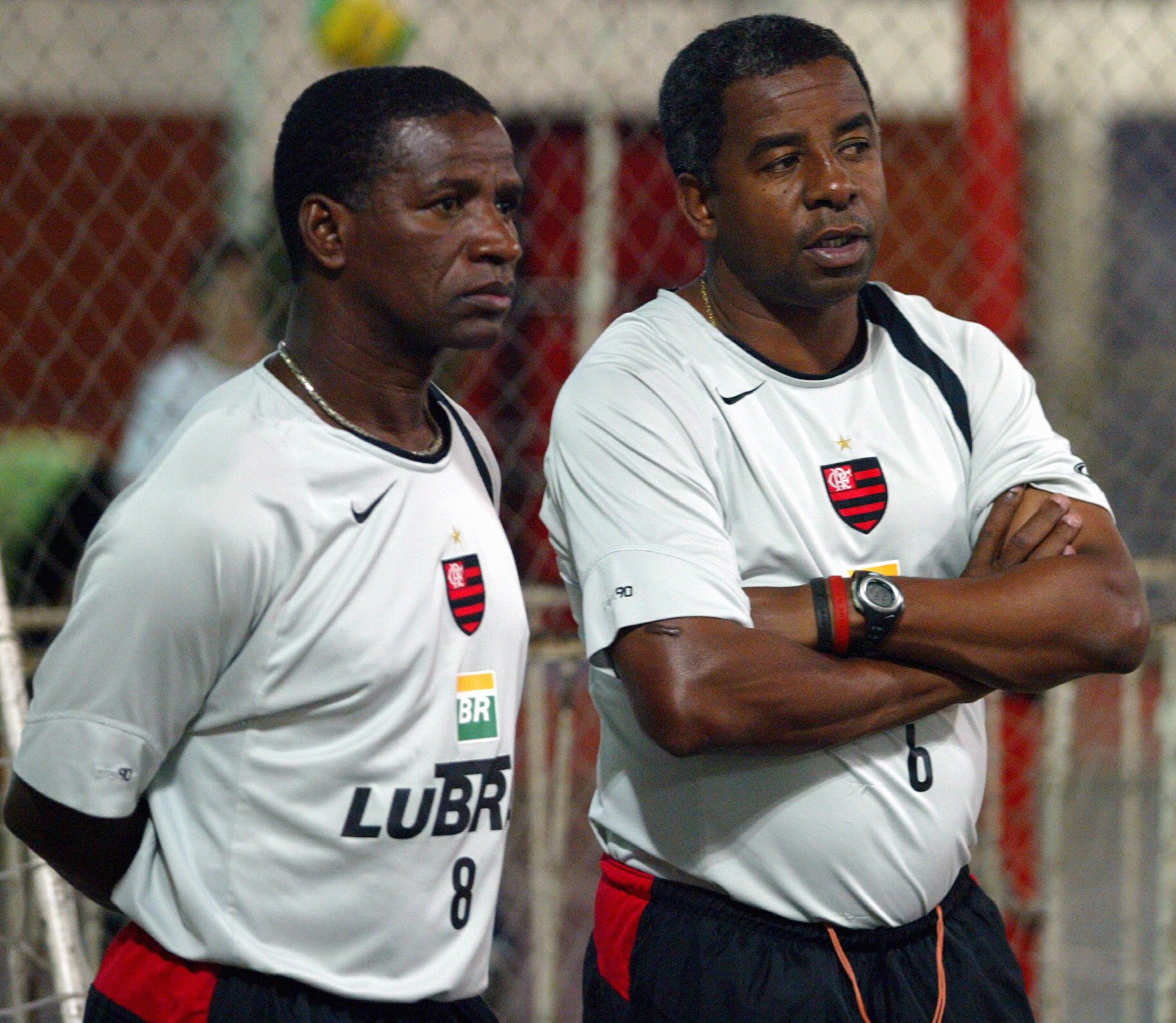 Adílio e Andrade observam o treino dos jogadores na Gávea. — Foto: Jorge William / Agência O Globo