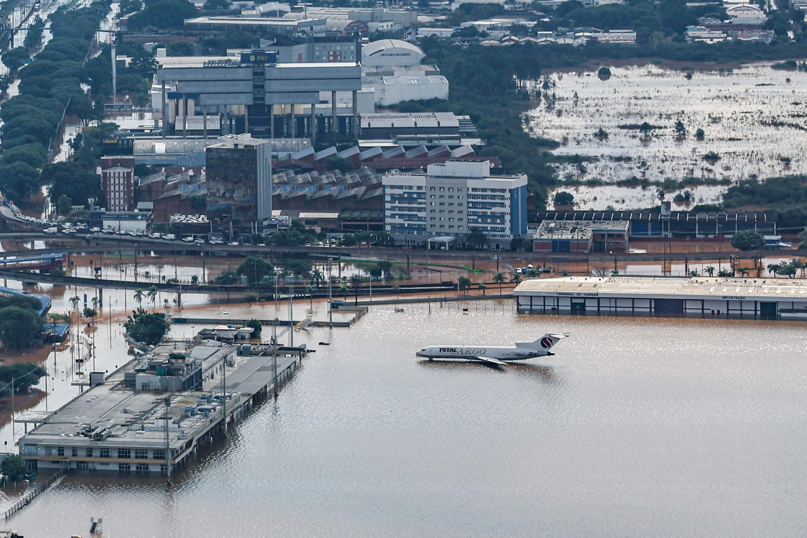 Esta foto divulgada pela Presidência brasileira mostra avião no aeroporto inundado de Porto Alegre. Imagem foi tirada em 5 de maio de 2024, durante um sobrevoo do presidente Luiz Inácio Lula da Silva sobre áreas afetadas por enchentes desencadeada por tempestades torrenciais no sul do Rio Grande do Sul. — Foto: Ricardo STUCKERT / Presidência Brasileira / AFP