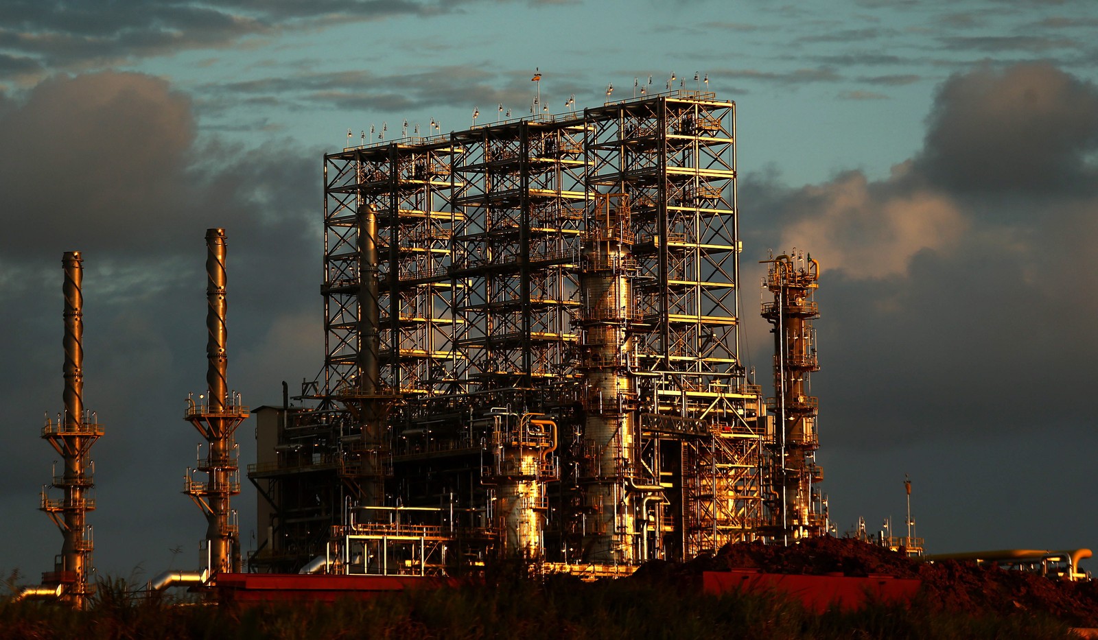 Refinaria Abreu e Lima (RNEST) iniciou suas operações em 2014. Está localizada no Complexo Industrial Portuário de Suape, distante 45 km do Recife, em Pernambuco.Agência O Globo