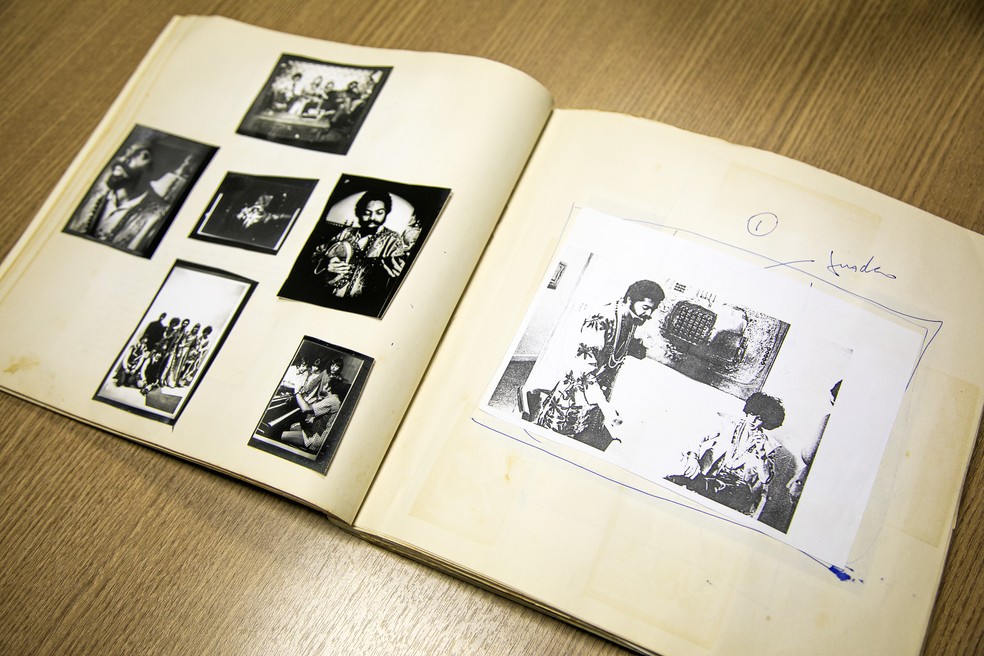 Caderno com recortes e fotos de Gil — Foto: Guito Moreto