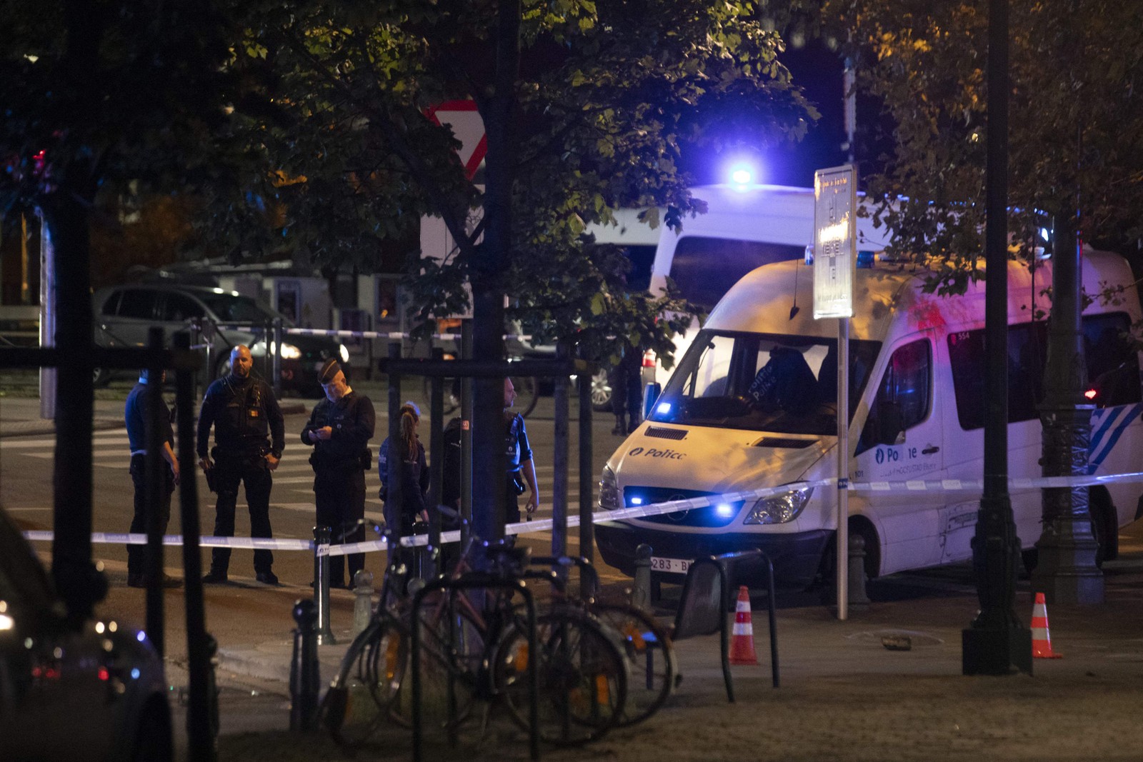 Perímetro policial montado no local de um tiroteio em Ieperlaan - Boulevard d'Ypres, em Bruxelas — Foto: HATIM KAGHAT / Belga / AFP